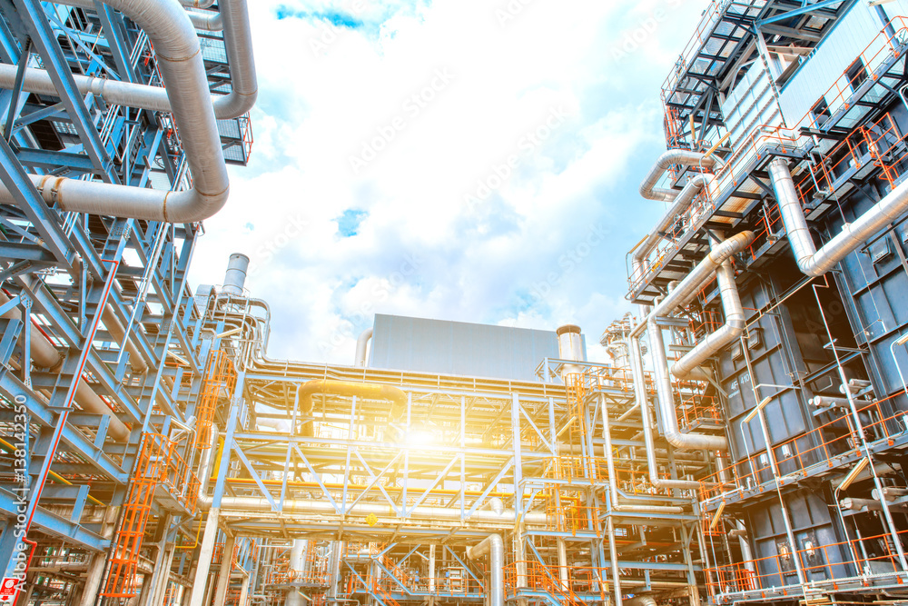 Obraz premium Petrochemical oil refinery, Refinery oil and gas industry, The equipment of oil refining, Close-up of Pipelines and petrochemical industrial plant towers view of oil and gas refinery
