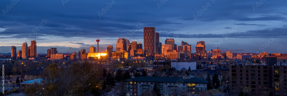 Fototapeta premium Panorama panoramę Calgary o wschodzie słońca.