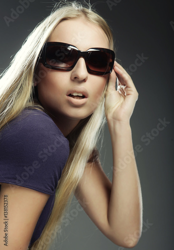  woman wearing the big modern sunglasses