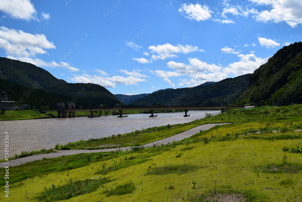 日本三大急流　最上川 ／ 山形県内の源流から河口まで流れる日本三大急流の一つ、最上川です。一つの都府県のみを流域とする河川としては、延長229kmと国内最長の河川です。