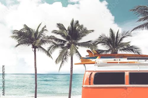 Obraz Vintage samochód zaparkowany na tropikalnej plaży (nad morzem) z deską surfingową na dachu - Wypoczynek w lecie. efekt koloru retro