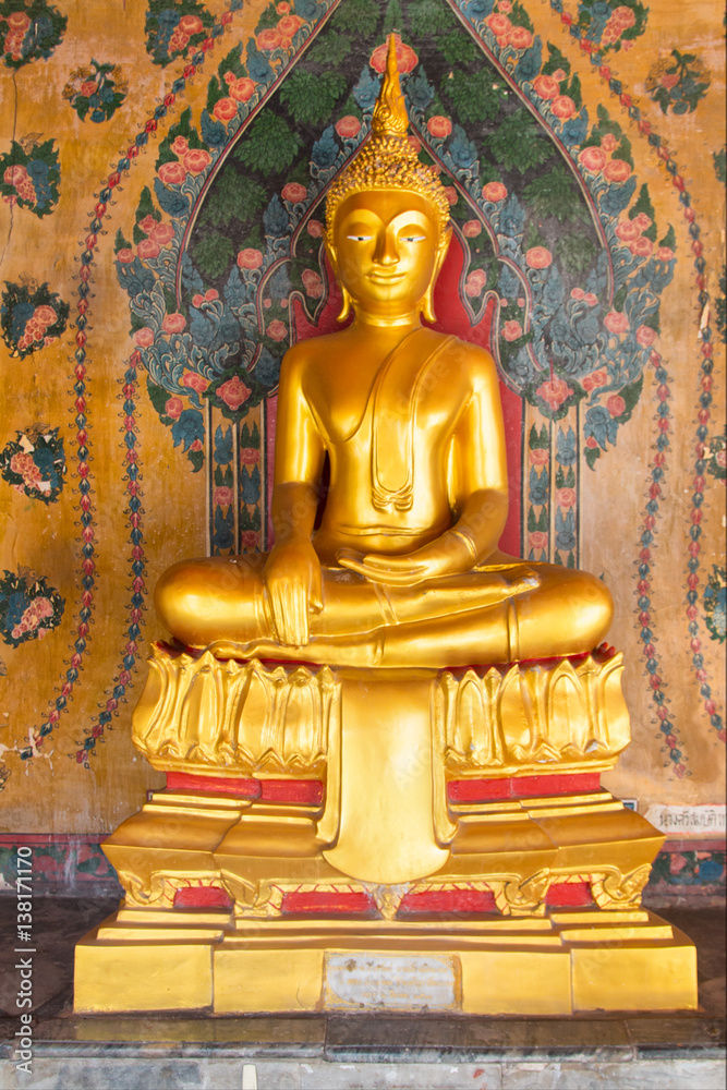 Fototapeta premium Golden buddha statue
