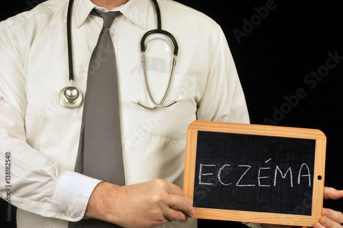 Médecin tenant une ardoise avec eczéma écrit dessus  photo