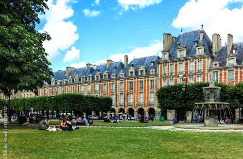 Paris-Place des Vosges, Platz Louis XIII (von Henri IV von 1605 bis 1612 gebaut) ist der älteste und schönste Platz in Paris