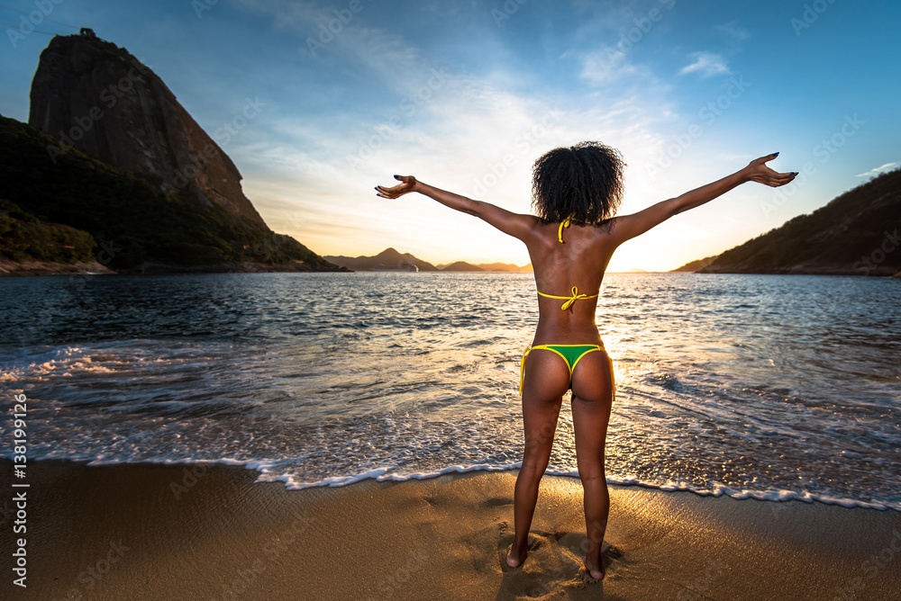 Sexy Brazilian Girl in Bikini Stands in the Beach With Open Arms and  Welcomes A New Day in Rio de Janeiro With the Sugarloaf Mountain in the  Background foto de Stock