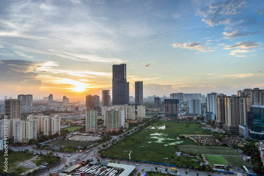 Obraz premium Widok na panoramę miasta Hanoi w okresie zmierzchu, ulica Pham Hung, dzielnica Cau Giay