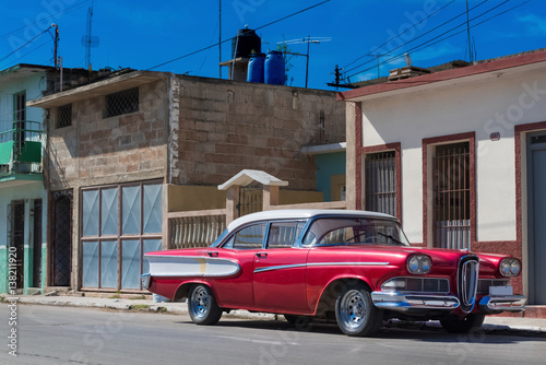 Amerikanischer roter Oldtimer parkt in der Seitenstrasse in Santiago de Cuba - Serie Kuba Reportage © mabofoto@icloud.com