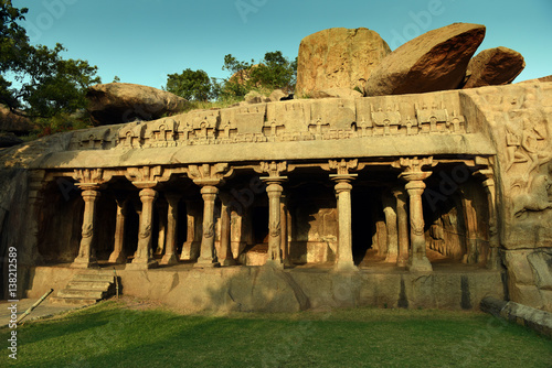 Schilderij op canvas Hindu cave at Arjuna's Penance a large rock carving in Mahabalipuram, Tamil Nadu