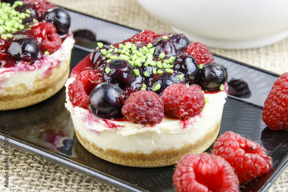 Mini-Käsekuchen mit Beeren Mini-Käsekuchen mit Beeren