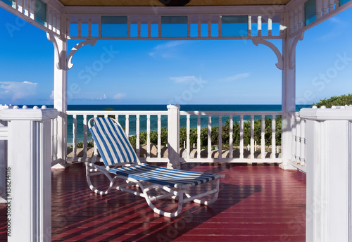 Pavillon und Sonnenliege mit Blick auf den Strand in Kuba- Serie Kuba Reportage