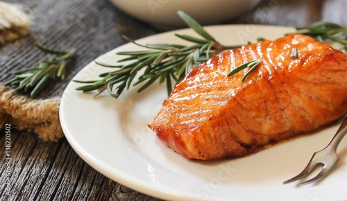 Foto Pan fried salmon with Rosemary garnish, selective focus