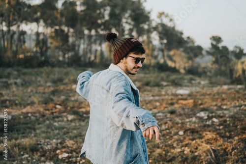 Chico bailando al aire libre photo