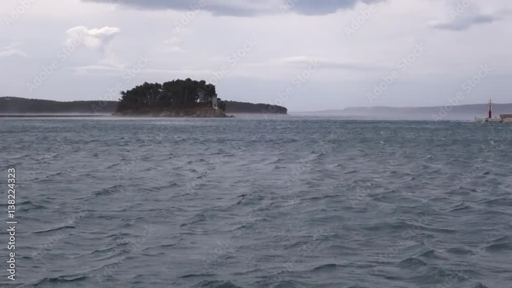 Hafeneinfahrt Rab bei Bora Hafeneinfahrt Rab bei Bora