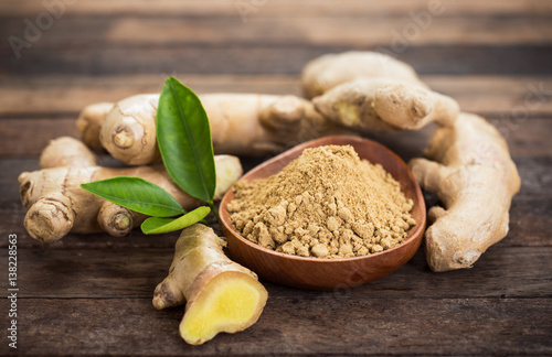 Valokuva Ginger root and ginger powder in the bowl