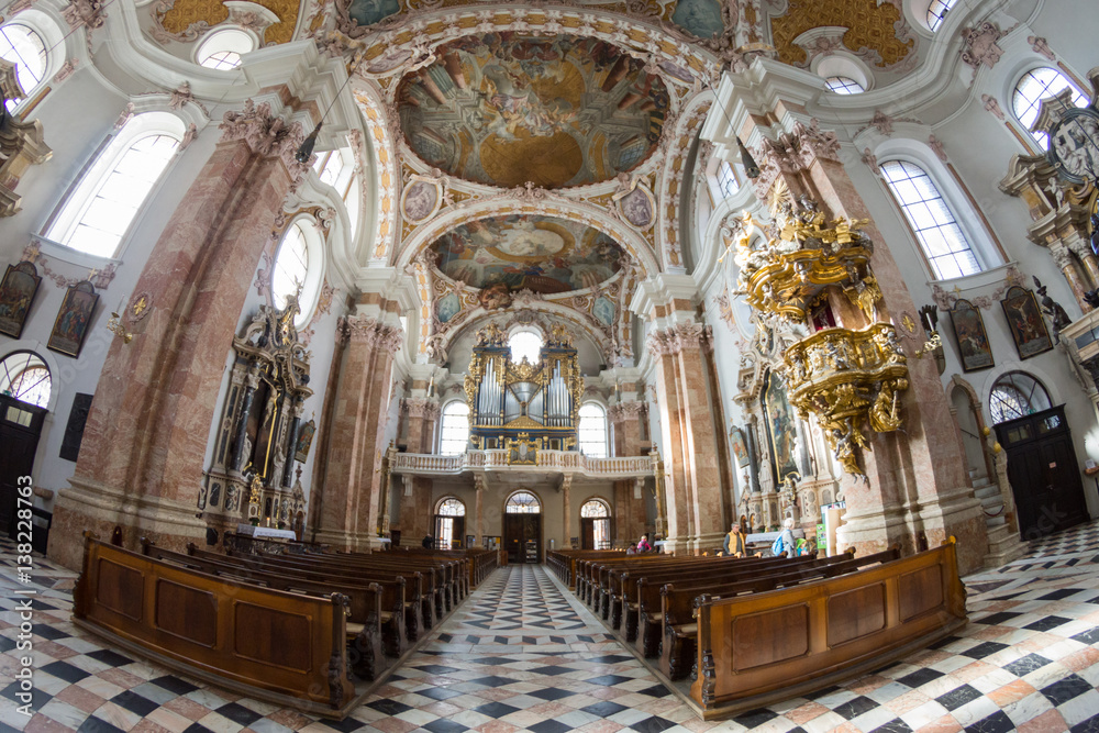 prunkvolle Kirche