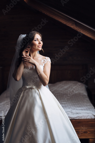 The bride wear a earrings