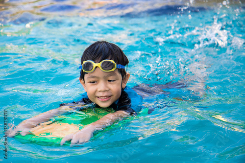 Fotografie, Obraz boy learn to swim in the swimming pool