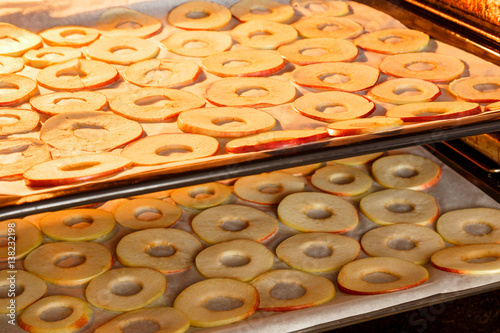 drying slices of apples at home
