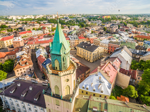 Lublin - stare miasto z lotu ptaka. Wieża trynitarska i stary trybunał koronny widok z powietrza.