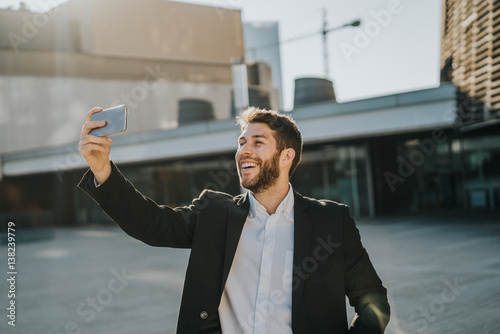 Empresario haciéndose una selfie photo