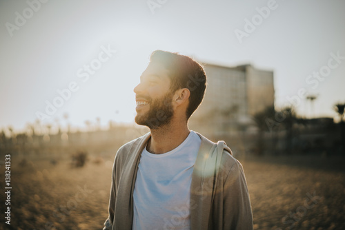 Chico pasando un rato divertido en la playa