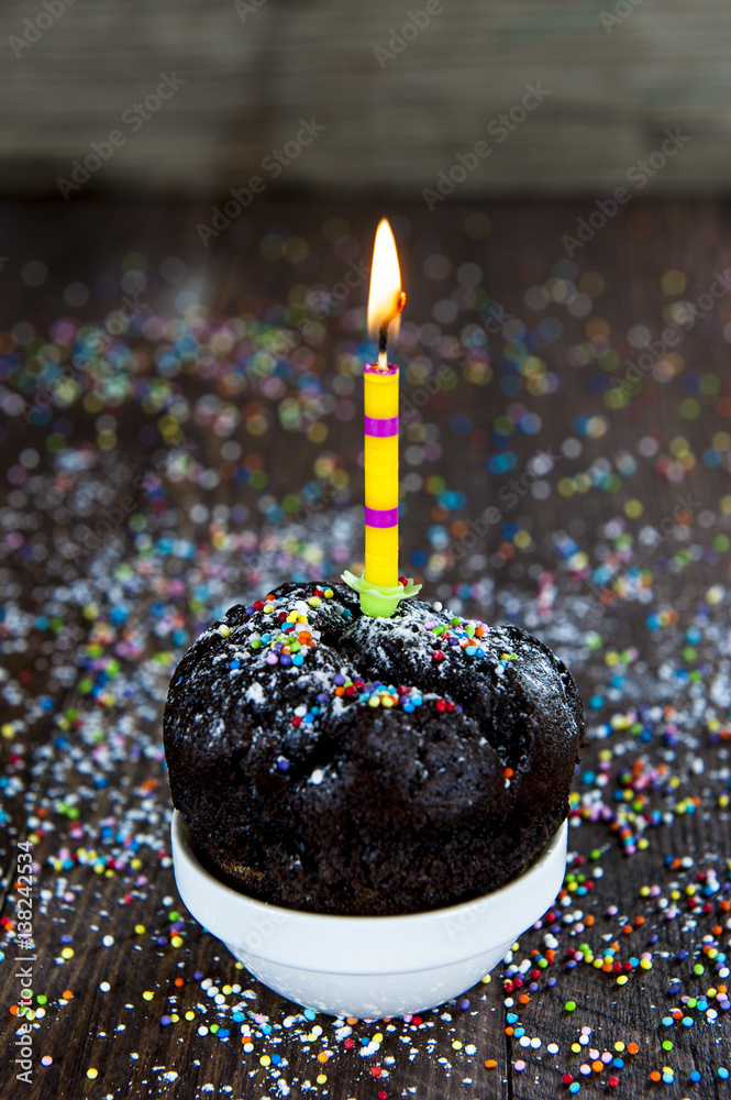 geburtstagsmuffin mit kerze Stock-Foto | Adobe Stock