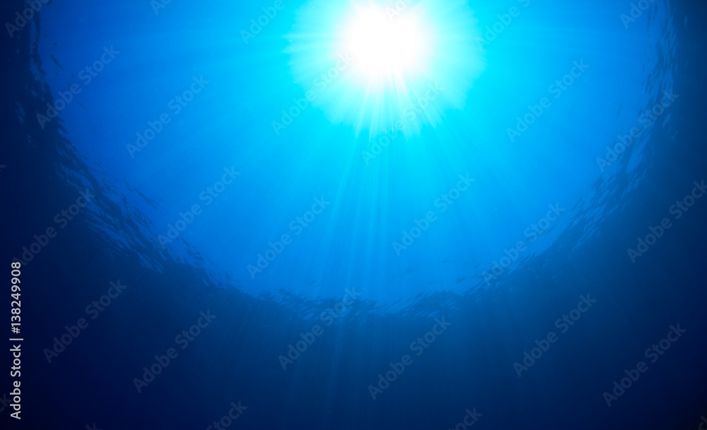 Fototapeta premium Sunburst over the ocean surface on a tropical coral reef
