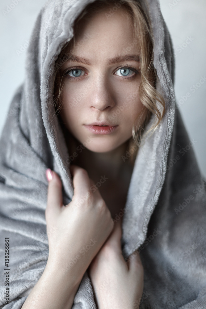 Obraz premium portrait of young sexy woman posing near the gray wall