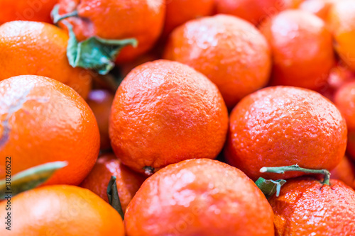Φωτογραφία Closeup of orange satsuma mandarins with green leaves