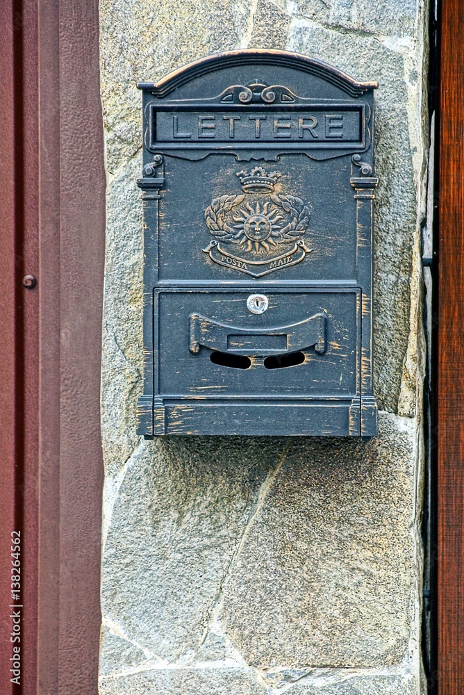 Почтовый ящик на каменной стене