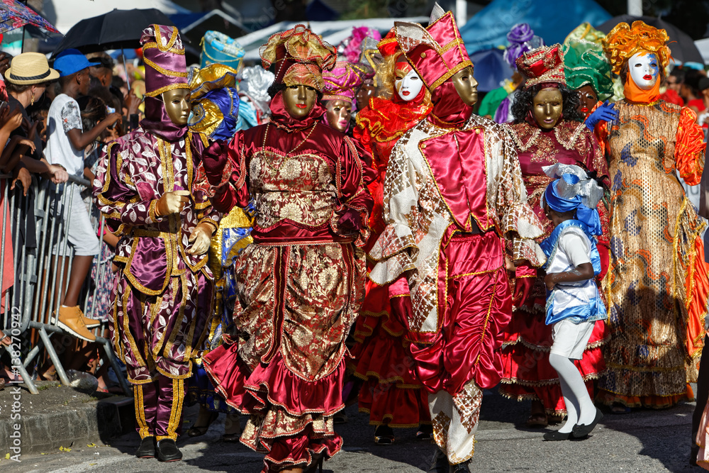Une belle parade du littoral haute en couleurs et élégance à Kourou en Guyane française Une belle parade du littoral haute en couleurs et élégance à Kourou en Guyane française