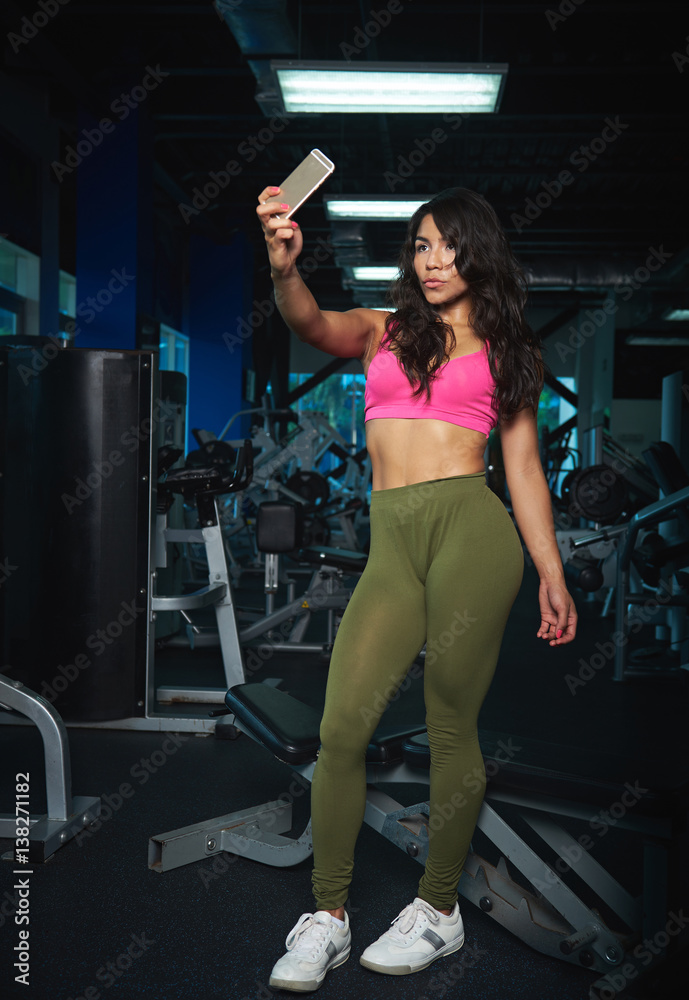 Obraz premium Young woman take self photo