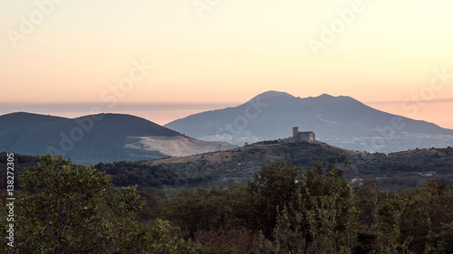 Il panorama con la vista sul Vesuvio al tramonto e collina con antico castello longobardo in regione Campania, Italia