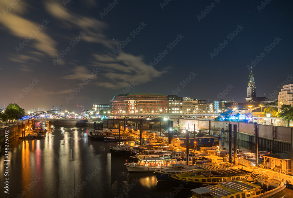 Hamburger Hafenpanorama mit Barkassen bei Nacht