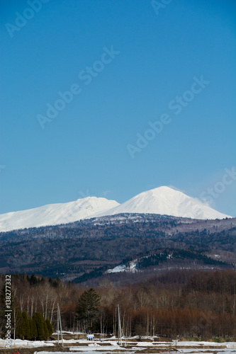 青空と春の雪山