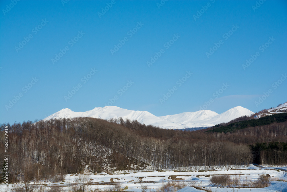 青空と早春の雪山