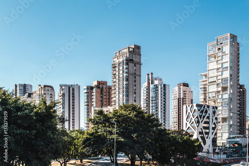 Buildings near Ibirapuera Park in Sao Paulo, Brazil (Brasil) © lucasinacio.com