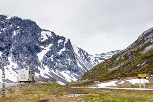 Camper car in norwegian mountains © Voyagerix