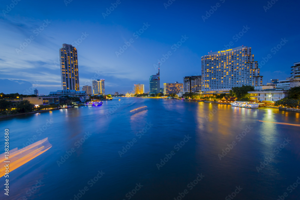 Obraz premium View of the Chao Phraya River and Bangkok Metropolitan from Taksin Bridge