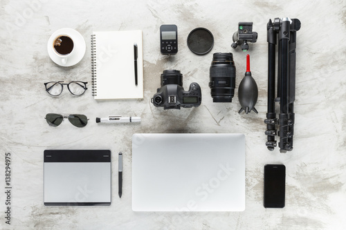 Foto photography accessories on work table top view
