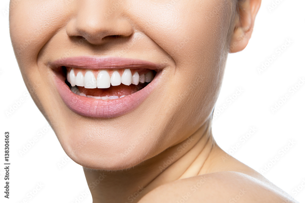 Naklejka premium Roześmiany kobiety usta z wielkimi zębami nad białym tłem. Zdrowy piękny żeński uśmiech. Zdrowie zębów, wybielanie, protetyka i pielęgnacja.