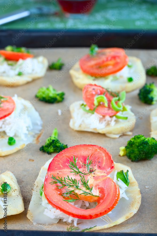 Sellerie mit Tomatenscheiben Sellerie mit Tomatenscheiben