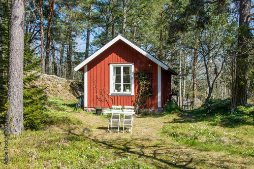 En liten stuga i skogen på Värmdö utanför Stockholm photo
