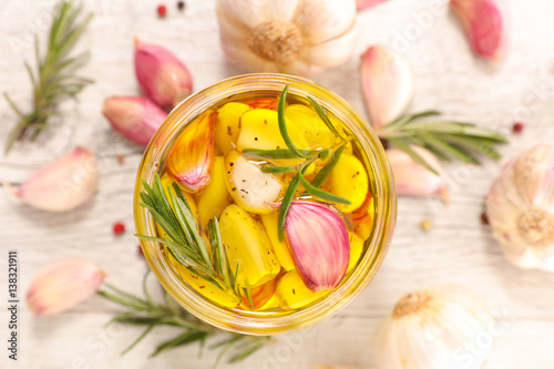 Εκτύπωση καμβά garlic marinated with oil and rosemary