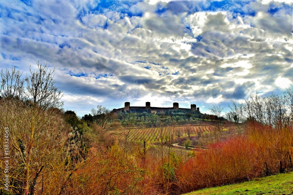 Paesaggio della campagna toscana con vista del castello medievale di Monteriggioni, Siena Italia