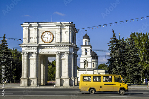 Obraz na płótnie Chisinau, Piata Marii Adunari Nationale, triumph arch, orthodox w salonie