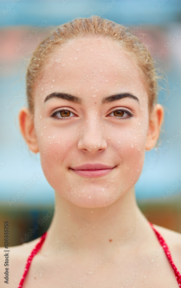 Naklejka premium Young girl with drops of water in face