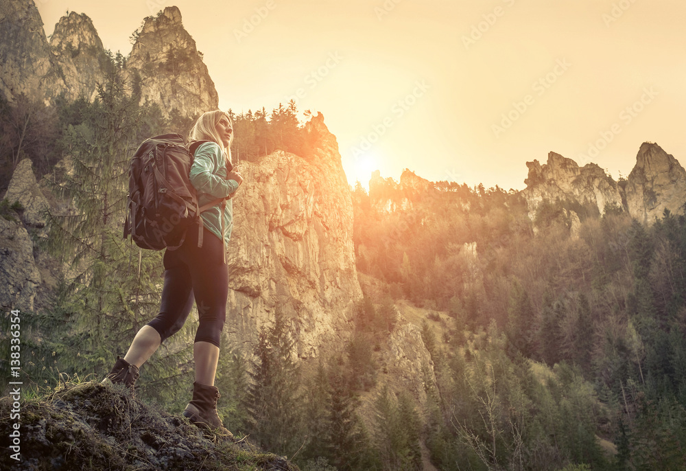 Obraz premium Kobieta na wycieczkę po górach w spreeng czasie.