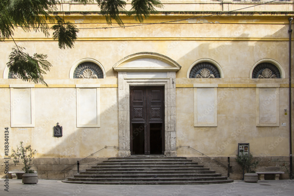 Cagliari: Architettura esterna della Chiesa San Sepolcro, all'interno del quartiere 