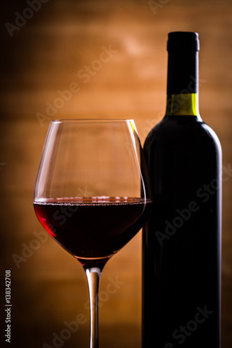 ワインボトルと赤ワイン